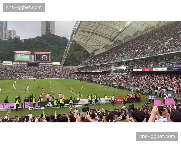 瞬间：球员进球后指向看台家人致意